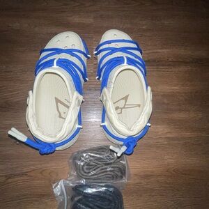 Rauw Alejandro Crocs - cream